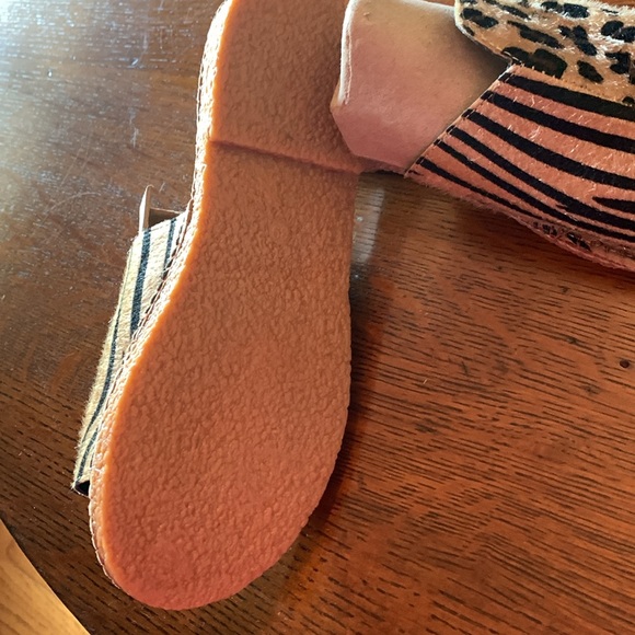 Animal print shoes size 8 - Picture 3 of 3
